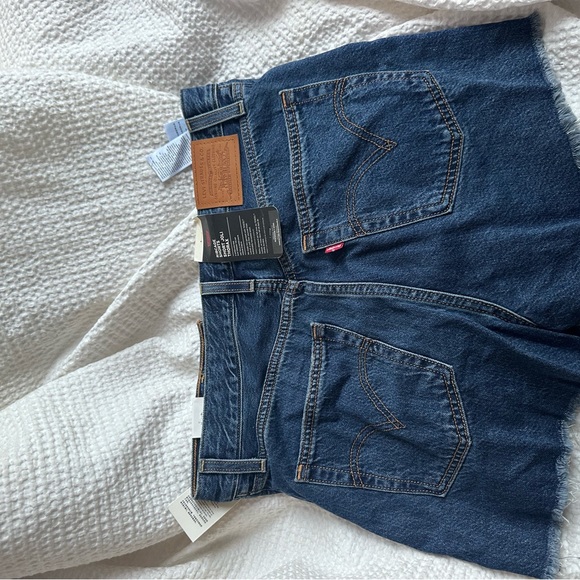 NWT Levi’s Ribcage Jean Shorts - Picture 7 of 7